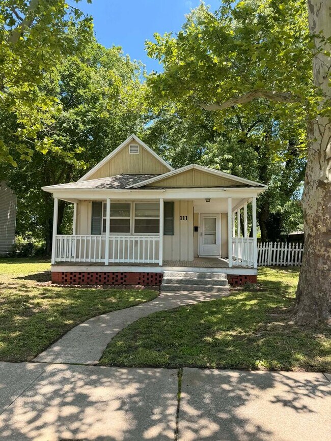 Building Photo - CUTE 2 BEDROOM / 1 BATHROOM HOUSE LOCATED RIGHT ACROSS FROM NORTH MIDDLE SCHOOL IN JOPLIN MO, OFF...