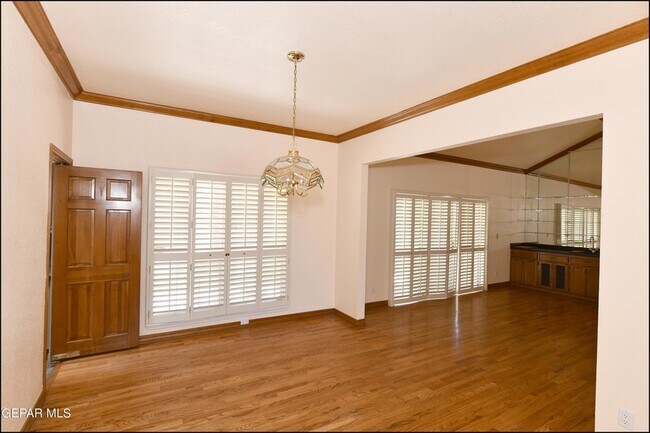 Building Photo - 1004 Los Jardines Cir