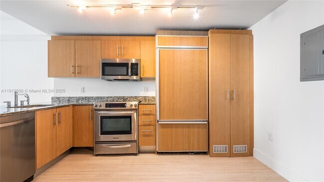 Building Photo - 10275 Collins Ave