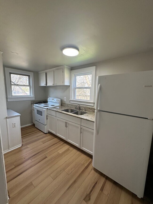Building Photo - $1,100.00 MOVE-IN-SPECIAL