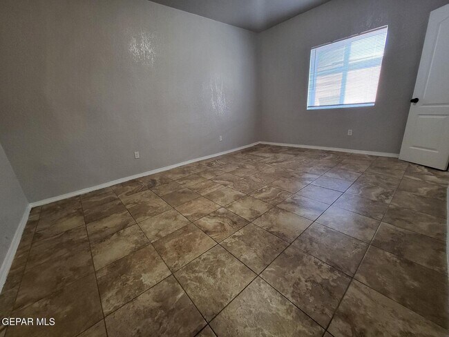 Building Photo - 2862 Grant Ave