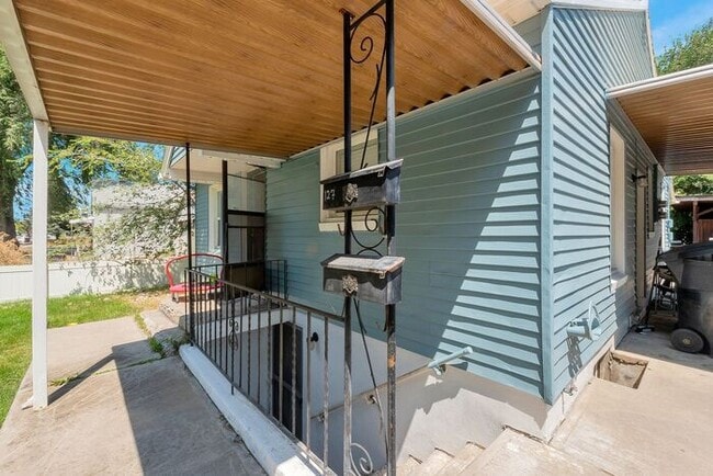 Building Photo - Quaint Basement Unit in Central Location