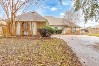 Building Photo - Beautiful 3 Bed, 2 Bath Home in Well Established Holiday West Neighborhood W /Pool and Pool Servi...