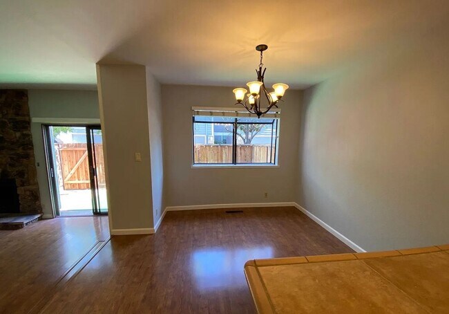 Building Photo - CAMPBELL - Spacious townhome with central ...