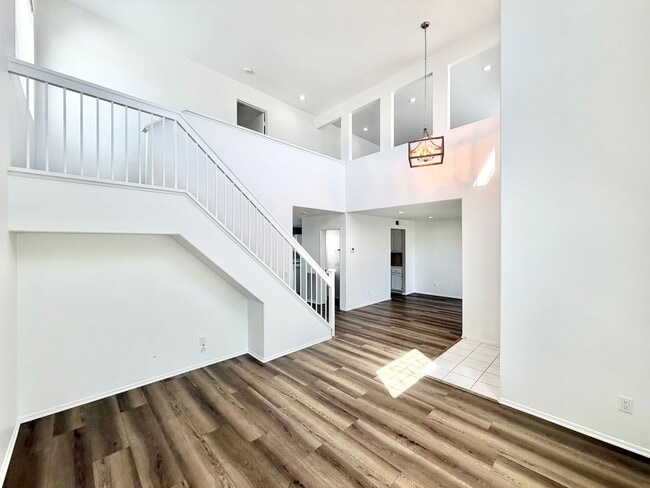 Building Photo - Stunning 4 Bedroom Home in California Tradewinds
