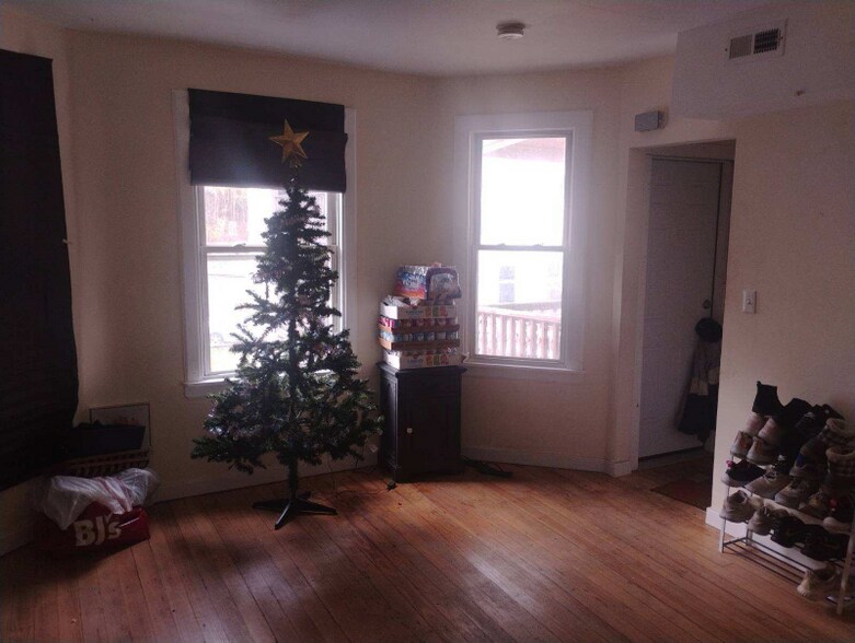 Primary Photo - 13 Poplar Pl