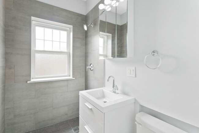 Building Photo - 1057 W Glenlake Ave