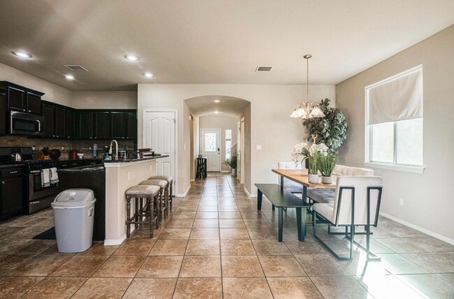 Building Photo - Westside area for Short or Long Term Rental (Completely Furnished) Beautiful 3 bed/2.5 baths plus...