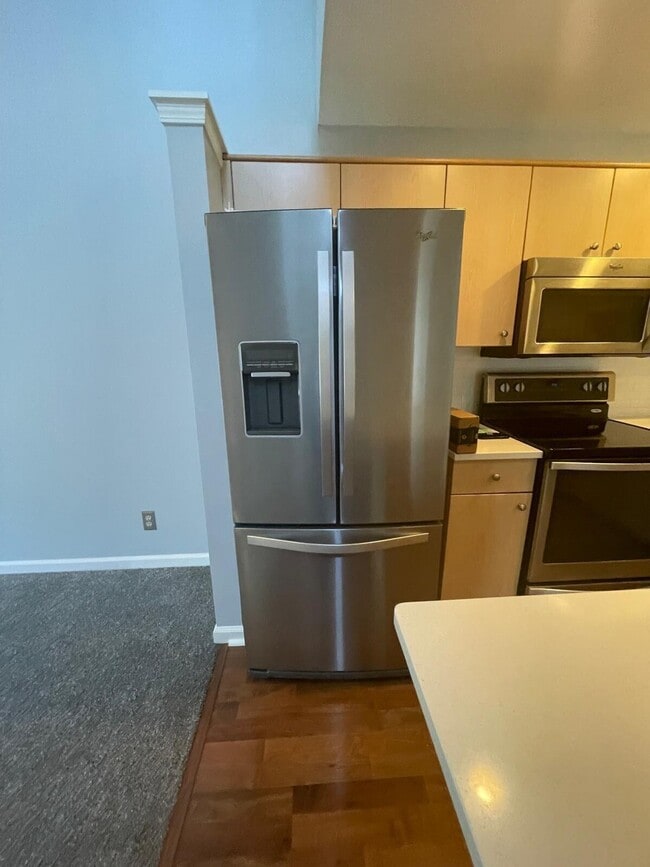 Building Photo - N17W26887 E Fieldhack Dr