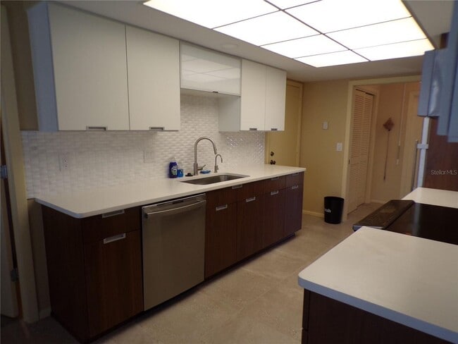 Building Photo - ANNUAL - UNFURNISHED RENTAL - UNFURNISHED - AMAZING LOCATION - SAILBOAT WATER