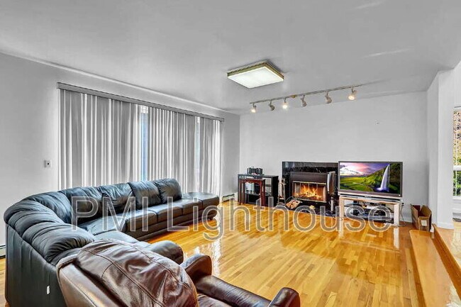 Building Photo - 2 Carlyle Dr