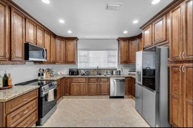 Building Photo - 15400 SW 84th Ave