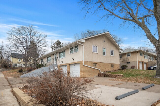 Building Photo - 248 Ruth St N