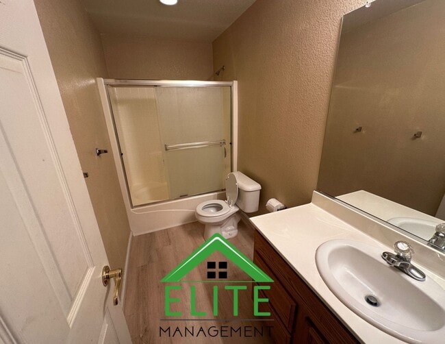 Building Photo - Spacious 6-Bedroom Home with Two Master Su...