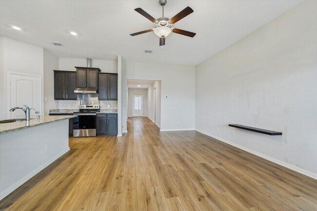 Building Photo - Stunning 4 bedrooms 2 baths single-story h...