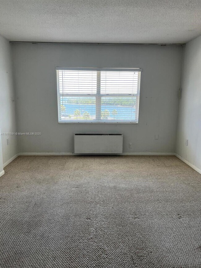 Building Photo - 400 Kings Point Dr