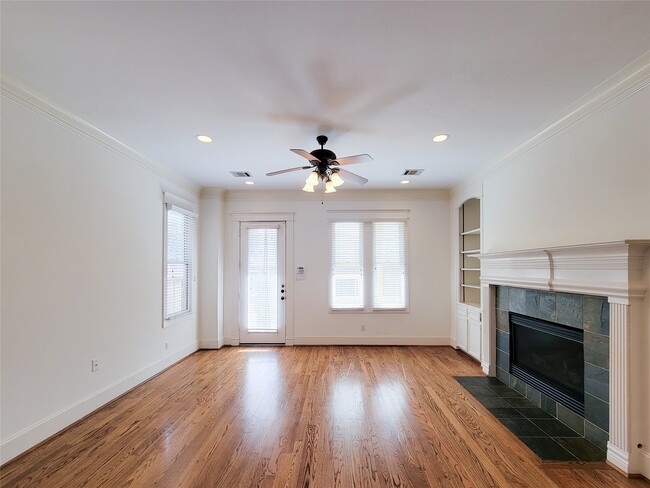 Building Photo - 704 E 9th St