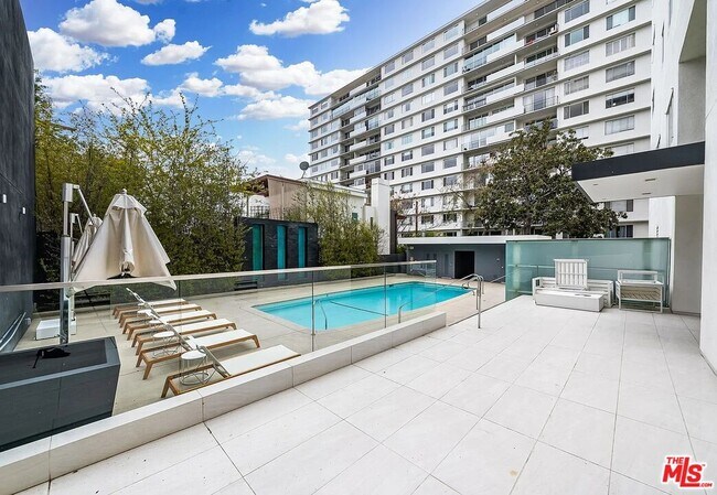 Building Photo - 838 N Doheny Dr