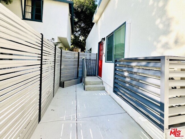 Building Photo - 2628 Beachwood Dr