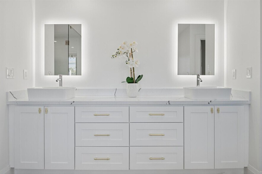 Building Photo - 600 SW 8th Ter