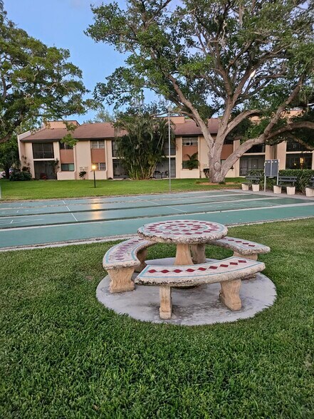 Building Photo - 2612 Clubhouse Dr