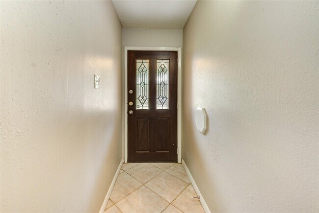 Building Photo - 5255 Beaverbrook Dr