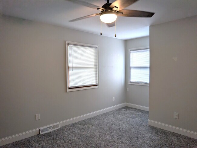 Building Photo - Spacious 4 bedroom 3 bathroom family home in Neenah