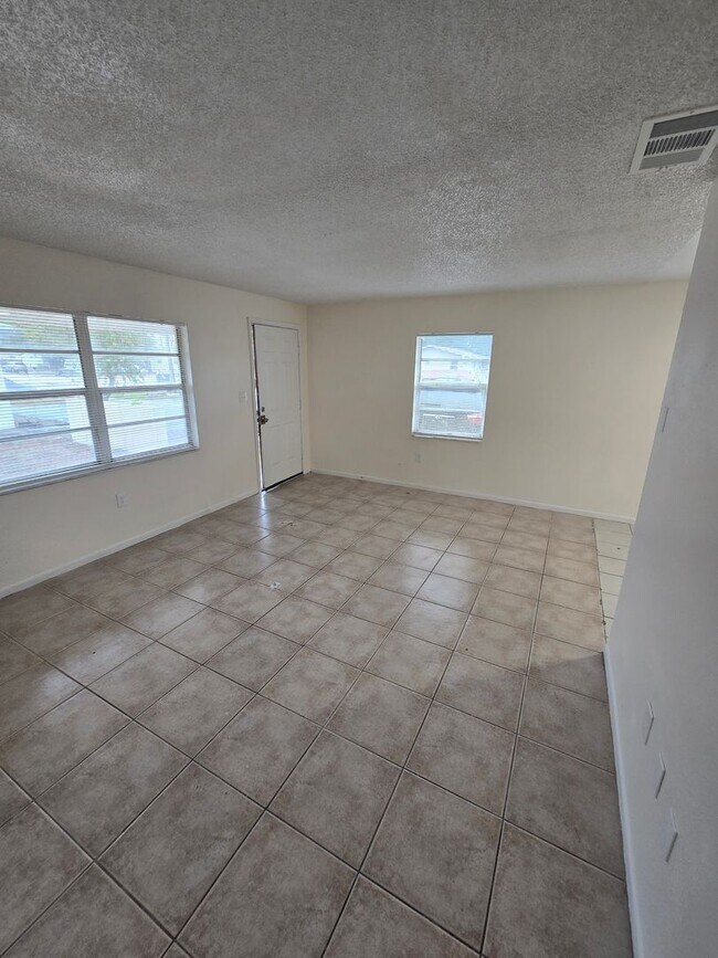 Building Photo - 2 BEDROOM, 1 BATH APARTMENT HOME - PINELLAS PARK