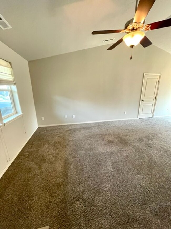 Building Photo - Single level two bedroom home in SE Bend!