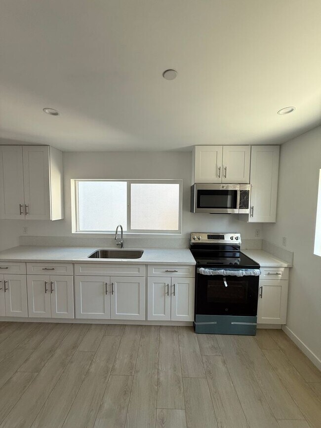 Building Photo - 22026 Saticoy St