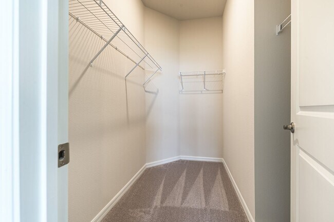 Building Photo - Turn Key Furnished 3 Bed, 2 Bath Home in S...