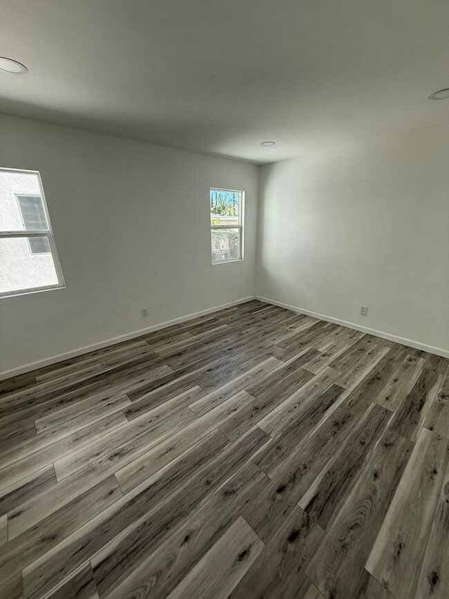 Building Photo - Omelveny Properties