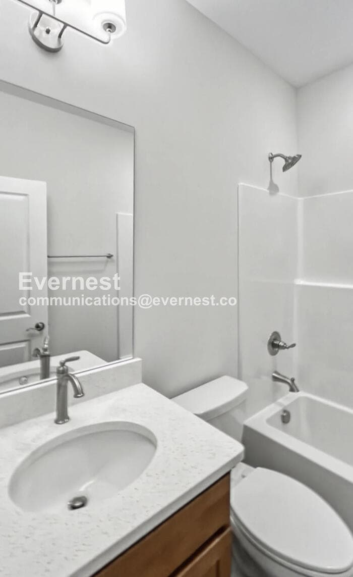 Building Photo - 747 Bespoke