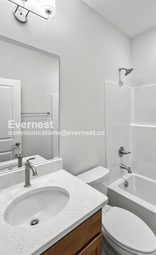 Building Photo - 2 Bed/2.5 Bath Townhome with Garage / Pet-Friendly / Available Now!