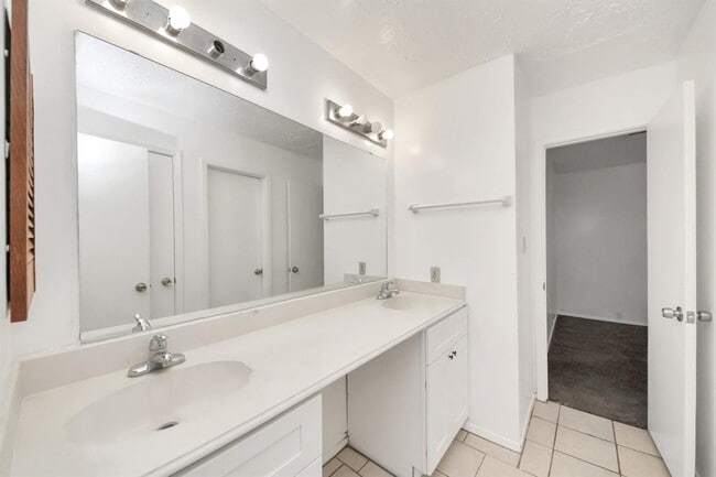 Building Photo - 13610 Piney Oaks Dr