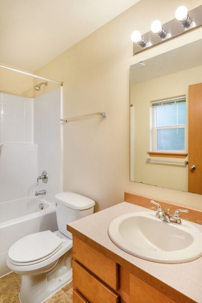 Building Photo - Beautiful Home Located in Coupeville!