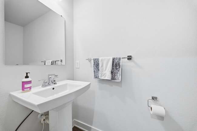 Building Photo - 1617 Catbird Ln