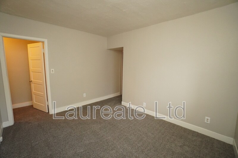 Building Photo - 935 E 8th Ave