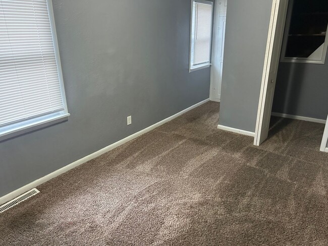 Building Photo - 2 Bedroom House