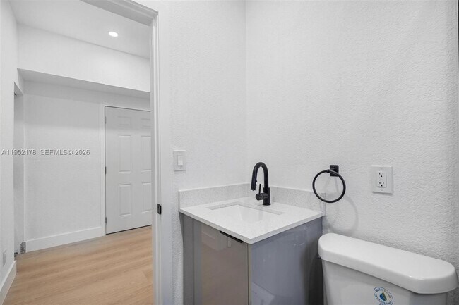 Building Photo - 629 SW 10th Ave