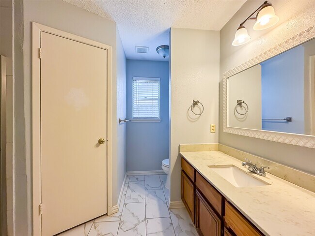 Building Photo - 12051 Creekhurst Dr