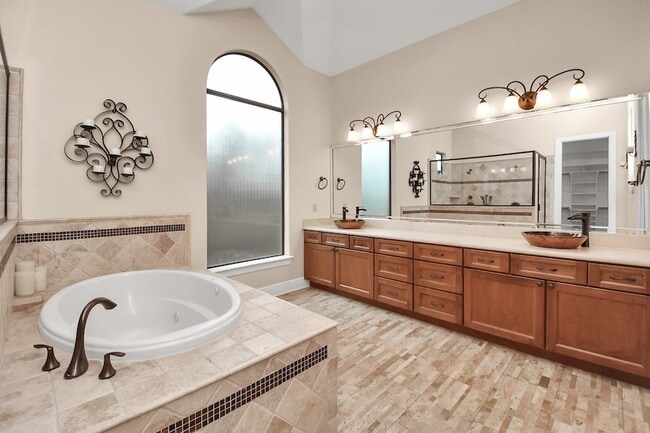 Building Photo - 1611 Lynnview Dr