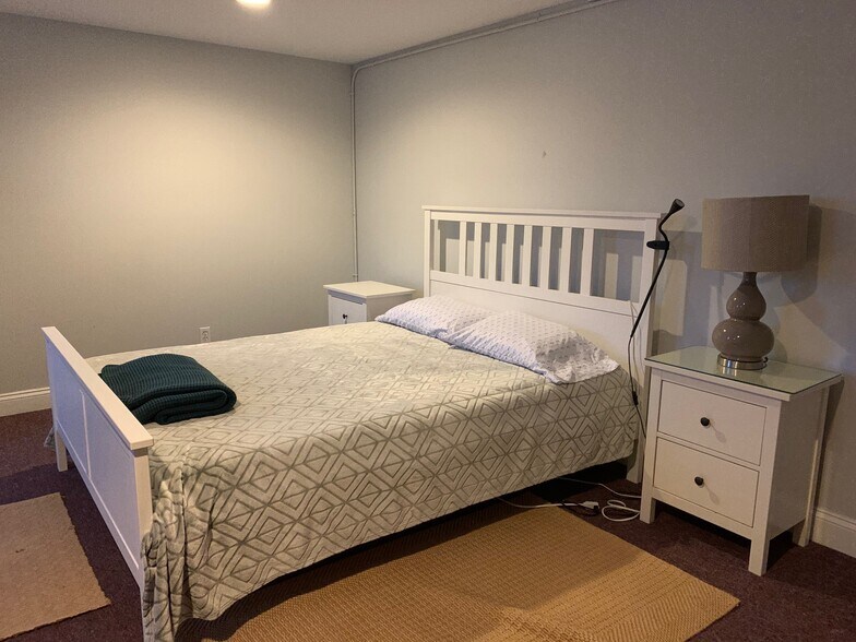 Building Photo - 378 Thames St