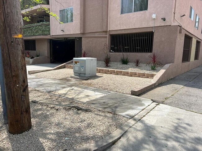 Building Photo - 221 W Elm Ave