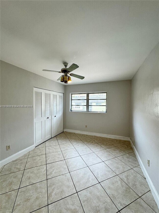 Building Photo - 9370 SW 87th Ave