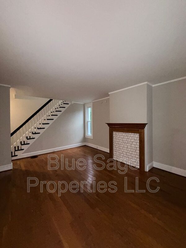 Building Photo - 913 8th Ave