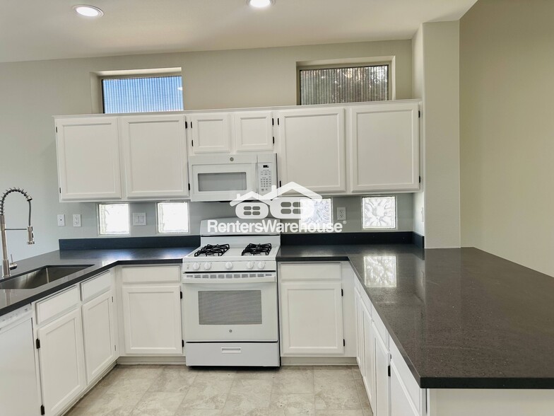 Building Photo - 14107 W Wagon Wheel Dr