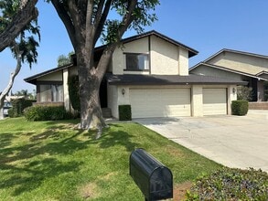 Building Photo - PERFECT 3 bedroom 2.5 bath Pool Home!