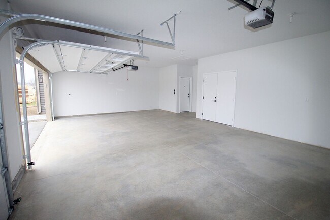 Building Photo - 2206 Rocky Ln