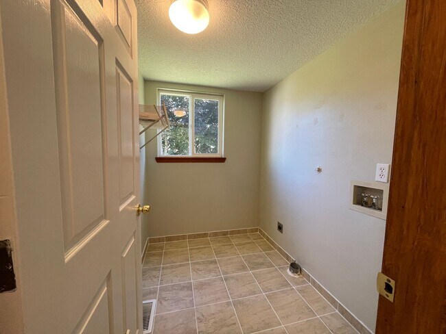 Building Photo - Bright 3 Bedroom 2.5 Bathroom House ~ Wash...